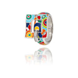 Entièrement laquée à la main, sertie de pierres d’oxydes de zirconium et façonnée avec minutie, cette bague fantaisie en argent capture toute la vitalité et l’élégance de Bahia.