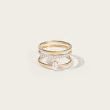 La bague Ash en Or peut être portée seule pour un look minimaliste et moderne ou associée à d'autres bagues pour créer un empilement personnalisé. Les bandes parallèles mettent en valeur une poire centrale.