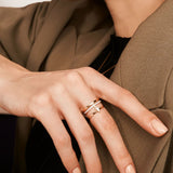 La bague Ash en Or peut être portée seule pour un look minimaliste et moderne ou associée à d'autres bagues pour créer un empilement personnalisé. Les bandes parallèles mettent en valeur une poire centrale.