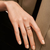 La bague Ash en Or peut être portée seule pour un look minimaliste et moderne ou associée à d'autres bagues pour créer un empilement personnalisé. Les bandes parallèles mettent en valeur une poire centrale.