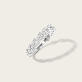 La bague Couronne en Or blanc est un bijou élégant qui attire les regards. Les oxydes blancs minutieusement sertis lui confèrent un éclat étincelant. Son design linéaire et épuré en forme d'épis ajoute sophistication et modernité. Elle se marie avec toutes les tenues, que ce soit pour une soirée spéciale ou au quotidien.
