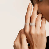 La bague Eva en Or blanc, un bijou élégant qui attire les regards. Les oxydes blancs minutieusement sertis lui confèrent un éclat étincelant. Polyvalente, elle se marie avec toutes les tenues, pour une soirée spéciale ou au quotidien. Un bijou qui apporte glamour et raffinement à votre style.