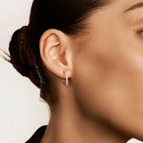 Ajoutez une touche de glamour intemporel à votre style avec les créoles Dina en Or blanc incrustées d'oxydes blancs. Leur design élégant et leur éclat délicat en font un choix parfait pour celles qui recherchent des boucles d'oreilles à la fois classiques et sophistiquées.