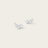Les boucles d'oreilles Estrella en Or blanc sont conçues pour vous permettre de créer différents looks en fonction de vos envies. Leur design polyvalent vous offre la possibilité de les porter de différentes façons, que ce soit en les portant seules pour un look minimaliste ou en les associant à d'autres bijoux pour un style plus audacieux.