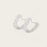 Les créoles Jula en Or blanc sont de véritables bijoux délicats et étincelants. Chaque oxyde est soigneusement serti, créant un éclat subtil et élégant. Les créoles Jula apportent une touche de glamour discret à votre style, encadrant délicatement votre visage avec leur design classique et intemporel.