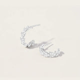 Les créoles Jula en Or blanc sont de véritables bijoux délicats et étincelants. Chaque oxyde est soigneusement serti, créant un éclat subtil et élégant. Les créoles Jula apportent une touche de glamour discret à votre style, encadrant délicatement votre visage avec leur design classique et intemporel.