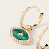 Les boucles d'oreilles Lana en Or aux charmes moderne et sophistiqué. La malachite aux nuances vertes profondes, associée à des oxydes blancs étincelants, crée un design à la fois audacieux et raffiné. Laissez-vous séduire par cette paire de boucles d'oreilles au charme moderne.