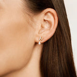 Polyvalentes et élégantes, les boucles d'oreille Fanny en Or peuvent être portées seules pour un look minimaliste et raffiné, ou associées à d'autres bijoux pour créer une combinaison personnalisée. Leur design moderne et polyvalent les rend facilement adaptables à différents styles et tenues.