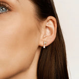 Polyvalentes et élégantes, les boucles d'oreille Fanny en Or peuvent être portées seules pour un look minimaliste et raffiné, ou associées à d'autres bijoux pour créer une combinaison personnalisée. Leur design moderne et polyvalent les rend facilement adaptables à différents styles et tenues.
