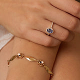 Découvrez l'élégance ultime avec notre bracelet en or 18 carats orné de délicates fleurs serties de saphir. Chaque fleur, abrite un saphir d'un bleu profond, créant un contraste magnifique avec l'or chaud. Léger et confortable, ce bracelet incarne la fusion parfaite entre l'art artisanal et la beauté naturelle. Portez cette pièce pour ajouter une touche de sophistication à toutes vos occasions spéciales.