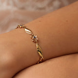 Découvrez l'élégance ultime avec notre bracelet en or 18 carats orné de délicates fleurs serties de saphir. Chaque fleur, abrite un saphir d'un bleu profond, créant un contraste magnifique avec l'or chaud. Léger et confortable, ce bracelet incarne la fusion parfaite entre l'art artisanal et la beauté naturelle. Portez cette pièce pour ajouter une touche de sophistication à toutes vos occasions spéciales.