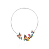 Collier Papillon Una Storia® : un bijou délicat et brillant, symbole de légèreté et d'audace. Les papillons ornés d'oxydes de zirconium mettent en valeur votre décolleté avec éclat. Une pièce captivante de la Collection Papillon Una Storia®.