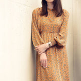 Délicieusement détaillée, cette montre femme de la prestigieuse marque Casio brille de mille feux sous sa couleur argent. Le boitier a un diamètre de 25 mm, finement usiné pour atteindre une perfection élégante et discrète. Son design simple mais raffiné est un véritable hommage à la féminité contemporaine. Un accessoire idéal pour apporter une touche d'éclat à votre poignet, tout en affirmant votre sens du style subtil et précis.