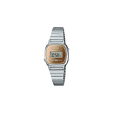 Délicieusement détaillée, cette montre femme de la prestigieuse marque Casio brille de mille feux sous sa couleur argent. Le boitier a un diamètre de 25 mm, finement usiné pour atteindre une perfection élégante et discrète. Son design simple mais raffiné est un véritable hommage à la féminité contemporaine. Un accessoire idéal pour apporter une touche d'éclat à votre poignet, tout en affirmant votre sens du style subtil et précis.