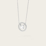 Collier Ava en Or blanc : Un motif solitaire étincelant, entouré d'un pavage scintillant, compose ce magnifique collier. Ce bijou incarne l'élégance et le raffinement. Parfait pour toutes les occasions, le collier Ava ajoute une touche de glamour intemporel à votre décolleté.