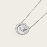 Collier Ava en Or blanc : Un motif solitaire étincelant, entouré d'un pavage scintillant, compose ce magnifique collier. Ce bijou incarne l'élégance et le raffinement. Parfait pour toutes les occasions, le collier Ava ajoute une touche de glamour intemporel à votre décolleté.