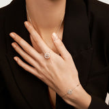 Collier Ava en Or blanc : Un motif solitaire étincelant, entouré d'un pavage scintillant, compose ce magnifique collier. Ce bijou incarne l'élégance et le raffinement. Parfait pour toutes les occasions, le collier Ava ajoute une touche de glamour intemporel à votre décolleté.