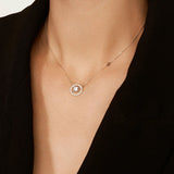 Collier Ava en Or blanc : Un motif solitaire étincelant, entouré d'un pavage scintillant, compose ce magnifique collier. Ce bijou incarne l'élégance et le raffinement. Parfait pour toutes les occasions, le collier Ava ajoute une touche de glamour intemporel à votre décolleté.