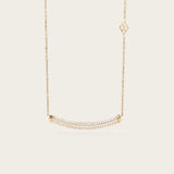 Le collier Naïlla incarne la grâce et la beauté intemporelle avec une touche d'éclat. Les oxydes blancs, habilement sertis, ajoutent une brillance étincelante à ce bijou. C'est l'accessoire parfait pour celles qui recherchent à la fois une élégance classique et une touche de glamour moderne.