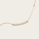 Le collier Naïlla incarne la grâce et la beauté intemporelle avec une touche d'éclat. Les oxydes blancs, habilement sertis, ajoutent une brillance étincelante à ce bijou. C'est l'accessoire parfait pour celles qui recherchent à la fois une élégance classique et une touche de glamour moderne.