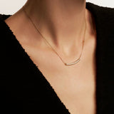 Le collier Naïlla incarne la grâce et la beauté intemporelle avec une touche d'éclat. Les oxydes blancs, habilement sertis, ajoutent une brillance étincelante à ce bijou. C'est l'accessoire parfait pour celles qui recherchent à la fois une élégance classique et une touche de glamour moderne.