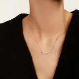 Le collier Naïlla incarne la grâce et la beauté intemporelle avec une touche d'éclat. Les oxydes blancs, habilement sertis, ajoutent une brillance étincelante à ce bijou. C'est l'accessoire parfait pour celles qui recherchent à la fois une élégance classique et une touche de glamour moderne.