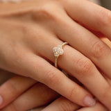 Sublime pièce de haute joaillerie inspirée du trèfle à quatre feuilles, symbole de chance. Cette jolie bague en Or 18 carats signée Ligne Vendôme est sertie de diamants