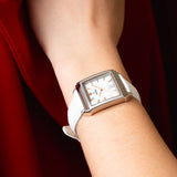 La Festina F20682/1 pour femme, avec son boîtier en acier inoxydable, son verre minéral et son bracelet en cuir, incarne un style à la fois moderne et intemporel. Un accessoire chic pour toutes les occasions.