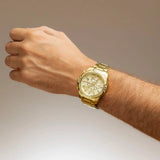 La Festina F20705/2 pour homme séduit par son boîtier en acier inoxydable, son verre minéral résistant et son bracelet en acier. Une montre à la fois élégante, moderne et durable, parfaite pour toutes les occasions