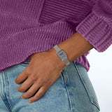 Issue de la collection Casio Vintage, cette montre à quartz séduit par son format compact, idéal pour un port quotidien tout en confort. Son bracelet en mailles milanaises argentées apporte une touche raffinée et intemporelle. Légère, pratique et élégante, elle conjugue charme rétro et fonctionnalité moderne.