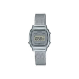 Issue de la collection Casio Vintage, cette montre à quartz séduit par son format compact, idéal pour un port quotidien tout en confort. Son bracelet en mailles milanaises argentées apporte une touche raffinée et intemporelle. Légère, pratique et élégante, elle conjugue charme rétro et fonctionnalité moderne.