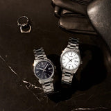 Alliant style intemporel et praticité, cette montre Casio séduit par son cadran noir contrasté et son bracelet en acier inoxydable. Conçue pour un usage quotidien, elle résiste à l’eau et propose des fonctionnalités utiles : chronographe, alarme et calendrier. Un accessoire sophistiqué qui complète toutes les tenues