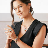 Espiègle et audacieuse, cette bague serpent en argent multicolore Una Storia affirme votre personnalité avec style. Entre éclat des pierres et couleurs vives, elle incarne un bijou fantaisie pour celles qui aiment se démarquer.