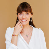 Symbole de liberté et de découverte, la bague colibri en argent pour femme capture la grâce de cet oiseau migrateur. Inspirée par sa beauté sauvage, elle incarne l’élan vers de nouveaux horizons et le goût d’une vie guidée par l’instinct et la liberté.