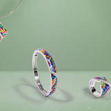 Ces boucles d’oreilles colorées en argent massif Riviera d'Una Storia, laquées à la main, capturent les tons lumineux de la Côte d’Azur. Conçues pour oreilles percées ou non, elles offrent un accessoire moderne et élégant. Idéales en cadeau, elles complètent une tenue sophistiquée et peuvent être assorties à la grosse bague et au bracelet de la même collection pour une parure parfaite.
