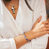 Le jonc Toucan Una Storia en argent massif, laqué à la main et incrusté d'oxydes de zirconium, est une pièce colorée de la collection emblématique de bijoux Toucan. Ce jonc unique apporte une touche vibrante à votre poignet et constitue un cadeau de qualité pour vous-même ou vos proches.