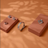 Des boucles d'oreilles originales en argent à clips Una Storia®. Ces bijoux uniques à motifs rose et blanc, ornés d'oxydes de zirconium, apportent une touche bohème. Associez-les à la parure Pashmina ou d'autres bijoux en argent. Légers et discrets, ils se marient parfaitement avec divers styles vestimentaires.