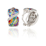 Ces boucles d’oreilles colorées en argent massif Riviera d'Una Storia, laquées à la main, capturent les tons lumineux de la Côte d’Azur. Conçues pour oreilles percées ou non, elles offrent un accessoire moderne et élégant. Idéales en cadeau, elles complètent une tenue sophistiquée et peuvent être assorties à la grosse bague et au bracelet de la même collection pour une parure parfaite.