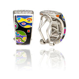 Les boucles d’oreilles constellation en argent 925 d'Una Storia, laquées à la main, évoquent un espace infini avec des nébuleuses multicolores incrustées d'oxydes de zirconium. Parfaites avec une tenue bleu nuit, elles font partie de la nouvelle collection bijoux constellation en argent massif, offrant une expérience visuelle audacieuse et intemporelle.