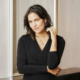 Inspiré de la ville emblématique de Willemstad, surnommée « l’Amsterdam des tropiques », ce bracelet en argent pour femme capture toute la richesse culturelle et la vivacité architecturale de Curaçao. Ses teintes éclatantes évoquent les façades colorées des maisons coloniales qui bordent le front de mer, pour un bijou qui raconte une histoire vibrante et lumineuse.