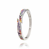 Inspiré par la douceur des teintes pastel de la nature, ce bracelet fleur de mariage Pastel Una Storia capture la magie des premières lueurs du jour et des couchers de soleil rosés. Ce jonc en argent raffiné s’inscrit avec élégance dans les nouvelles collections de bracelets pour femme Una Storia.