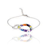 Inspiré de la ville emblématique de Willemstad, surnommée « l’Amsterdam des tropiques », ce bracelet en argent pour femme capture toute la richesse culturelle et la vivacité architecturale de Curaçao. Ses teintes éclatantes évoquent les façades colorées des maisons coloniales qui bordent le front de mer, pour un bijou qui raconte une histoire vibrante et lumineuse.