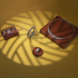 Écrivez une nouvelle page de votre histoire avec le bracelet Una Storia en argent de la collection Siena. Un bijou exclusif qui marie l'argent massif, des motifs bariolés, et des oxydes de zirconium pour une élégance exceptionnelle. Associez-le avec d'autres bijoux de la collection Siena pour un look unique. Osez briller avec le bracelet Una Storia en argent.