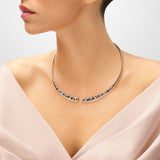 Découvrez l'art italien avec le collier torque argent Una Storia® de la collection Siena. En argent 925 laqué à la main, incrusté d'oxydes de zirconium, ce bijou évoque les paysages toscans. Portez-le seul ou assorti à d'autres bijoux de la collection Siena.