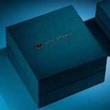 Bague en argent Una Storia : alliance contemporaine en argent massif rhodié, laquée à la main et incrustée d'oxydes de zirconium. Associez-le à d'autres pièces de la collection pour un ensemble harmonieux.