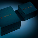 Sublimez votre poignet avec le bracelet Papillons de Una Storia, une création poétique et éclatante qui célèbre l’arrivée des beaux jours. Ce jonc rigide en argent massif 925 rhodié s’ouvre délicatement pour se poser avec aisance et sécurité sur votre poignet, offrant un confort optimal sans compromettre l’élégance.