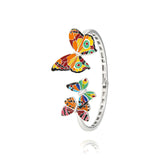 Sublimez votre poignet avec le bracelet Papillons de Una Storia, une création poétique et éclatante qui célèbre l’arrivée des beaux jours. Ce jonc rigide en argent massif 925 rhodié s’ouvre délicatement pour se poser avec aisance et sécurité sur votre poignet, offrant un confort optimal sans compromettre l’élégance.