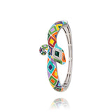 Laissez-vous envoûter par le jonc serpent en argent de la maison Una Storia, une pièce joaillière à la fois audacieuse et raffinée, symbole intemporel de renaissance et de transformation.