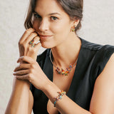 Sublimez votre poignet avec le bracelet Papillons de Una Storia, une création poétique et éclatante qui célèbre l’arrivée des beaux jours. Ce jonc rigide en argent massif 925 rhodié s’ouvre délicatement pour se poser avec aisance et sécurité sur votre poignet, offrant un confort optimal sans compromettre l’élégance.