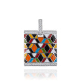 Le pendentif argent Italie pour femme Siena est une ode à la Toscane. Portez ce bijou en argent 925 rhodié sur un collier câble pour sublimer votre décolleté. Inspiré des couleurs italiennes, ce pendentif carré est serti d'oxydes de zirconium, rappelant des diamants. Idéal pour une tenue décontractée ou classique. Offrez-vous ou faites-vous offrir ce bijou Una Storia pour une touche italienne élégante.